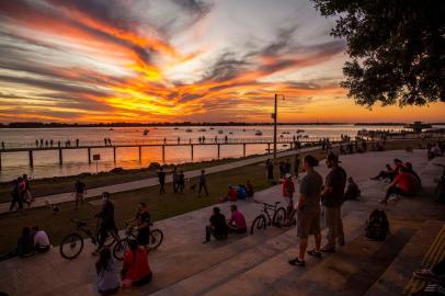  PORTO ALEGRE, RS, BRASIL - 10/05/2020Por do sol e aglomeração na Orla do Guaíba mesmo em meio a pandemia de coronavirus<!-- NICAID(14496821) -->