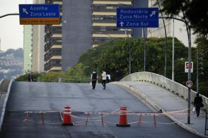  PORTO ALEGRE,RS,BRSIL.2020,05,11.Bloqueio no trânsito na AV.Borges de Medeiros,por apresentar problemas estruturais no Viaduto Dos Açorianos.(RONALDO BERNARDI/AGENCIA RBS).<!-- NICAID(14496917) -->