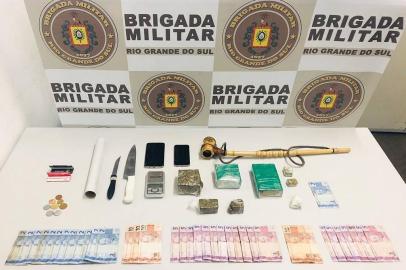 Jovem é preso com quase um quilo de maconha em Caxias <!-- NICAID(14496961) -->