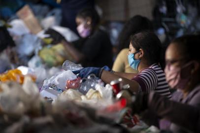  PORTO ALEGRE, RS, BRASIL - 08.05.2020 - Como a pandemia tem afetado as coletas e também os recicladores de lixo na Capital. Na imagem: UT Campo da Tuca (Cooperativa de Trabalho e Reciclagem do Campo da Tuca). (Foto: Jefferson Botega/Agencia RBS)Indexador: Jeff Botega