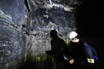  PORTO ALEGRE, RS, BRASIL,11/05/2020- Viaduto dos Açorianos foi interditado por conter falhas graves em suas estruturas. Foram identificadas diversas rachaduras e fissuras nas paredes. O viaduto não recebe manutenção nos seus amortecedores desde o ano de 1992.  Ronaldo Bernardi / Agencia RBS<!-- NICAID(14497033) -->