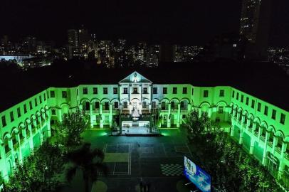 Desde o dia 7 de maio, a fachada principal do Colégio La Salle Carmo, de Caxias do Sul, está iluminada na cor verde. Todas as noites, o local veste-se com a cor que simboliza esperança.<!-- NICAID(14497278) -->