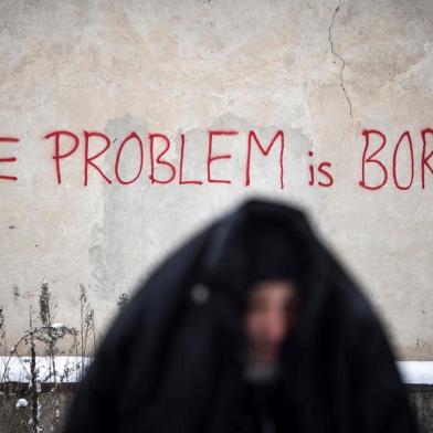  Migrants stand in line for food distributed by volunteers outside of derelict warehouses which they use as a makeshift shelter in Belgrade on January 11, 2017, as temperatures dropped to -15 degrees Celsius overnight. According to the latest figures, around 7000 migrants are stranded in Serbia.ANDREJ ISAKOVIC / AFPEditoria: POLLocal: BelgradeIndexador: ANDREJ ISAKOVICSecao: migrationFonte: AFPFotógrafo: STF<!-- NICAID(12678693) -->