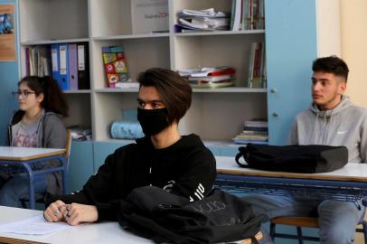  Final year students take a course in a classroom of a high school in Athens on May 11, 2020 as Greece reopened schools after 2 months since their closure due to the COVID-19 pandemic. - Greece reopened high schools for the final year pupils, with reduced number of students per classroom and day by day attendance along with opening of most of the shops. (Photo by ORESTIS PANAGIOTOU / AFP)Editoria: HTHLocal: AthensIndexador: ORESTIS PANAGIOTOUSecao: diseaseFonte: AFPFotógrafo: STR<!-- NICAID(14497291) -->