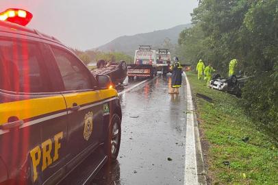 FREEWAY, 12/05/2020, Acidente envolvendo dois carros deixa duas pessoas feridas na BR-290, em Osório<!-- NICAID(14497822) -->