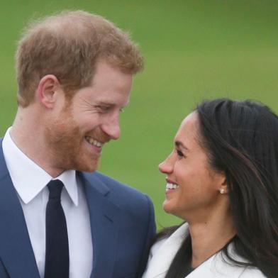  O prícipe Harry se casa neste sábado (19/05) com a atriz Meghan Markle.(FILES) In this file photo taken on November 27, 2017 Britains Prince Harry and his fiancée US actress Meghan Markle pose for a photograph in the Sunken Garden at Kensington Palace in west London on November 27, 2017, following the announcement of their engagement.Prince Harry, who marries US former actress Meghan Markle on May 19, 2018 has been transformed in recent years from an angry young man into one of the British royal familys greatest assets. / AFP PHOTO / Daniel LEAL-OLIVASEditoria: HUMLocal: LondonIndexador: DANIEL LEAL-OLIVASSecao: imperial and royal mattersFonte: AFPFotógrafo: STR<!-- NICAID(13551310) -->