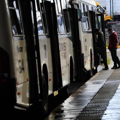  CAXIAS DO SUL, RS, BRASIL, 07/05/2020. Sobe em mais de 1.500% o número de idosos no transporte coletivo com a liberação da gratuidade acima de 65 anos. De cerca de 300 passes por dia que estavam transitando em ônibus nas últimas semanas, ontem foram 5.350 usuários idosos nos coletivos. Movimento na EPI Floresta. (Porthus Junior/Agência RBS)<!-- NICAID(14495070) -->