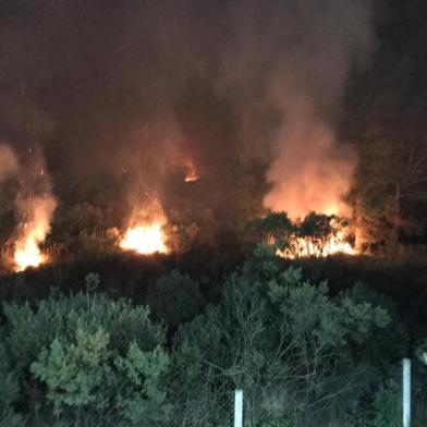 Ocorrências de fogo em vegetação aumentam 12 vezes em relação a 2019 na Serra. Imagem de ocorrência atendida em Caxias na madrugada de 21 de abril. no aterro sanitário atrás do presídio apanhador.<!-- NICAID(14496163) -->