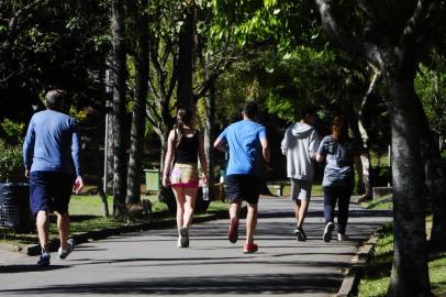  CAXIAS DO SUL, RS, BRASIL, 21/04/2020. Movimento em praças e ruas de Caxias do Sul. Mostramos acertos e erros na prevenção da covid-19 nas ruas. Na foto, ambiental no parque Getúlio Vargas, o Parque dos Macaquinhos. (Porthus Junior/Agência RBS)Indexador:                                 <!-- NICAID(14482789) -->