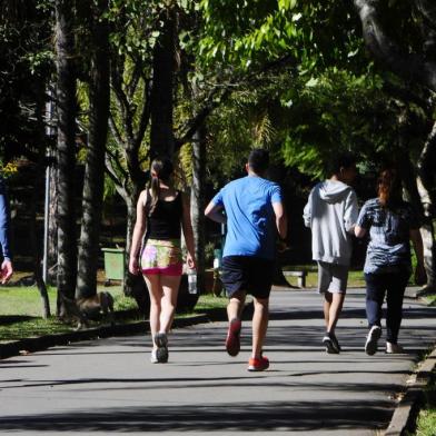  CAXIAS DO SUL, RS, BRASIL, 21/04/2020. Movimento em praças e ruas de Caxias do Sul. Mostramos acertos e erros na prevenção da covid-19 nas ruas. Na foto, ambiental no parque Getúlio Vargas, o Parque dos Macaquinhos. (Porthus Junior/Agência RBS)Indexador:                                 <!-- NICAID(14482789) -->