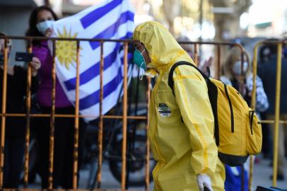 In this picture released by Adhoc news agency a crew member of the Greg Mortimer cruise liner arrives at a hotel in Montevideo on May 12, 2020. - More than 60 crew members from the coronavirus-hit cruise ship Greg Mortimer -- among them dozens ill with COVID-19 -- were allowed on Tuesday to disembark in Uruguay to quarantine in two hotels. (Photo by Daniel Rodriguez / adhoc / AFP) / Uruguay OUT / RESTRICTED TO EDITORIAL USE - MANDATORY CREDIT AFP PHOTO/ ADHOC / Daniel RODRIGUEZ  - NO MARKETING NO ADVERTISING CAMPAIGNS - DISTRIBUTED AS A SERVICE TO CLIENTS<!-- NICAID(14498379) -->