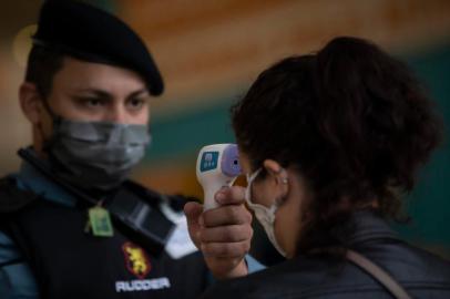  CANOAS, RS, BRASIL - Monitoramento de temperatura de clientes e funcionários antes de entrar no Shopping Canoas, em Canoas.Indexador: Jeff Botega<!-- NICAID(14498172) -->