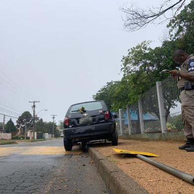 Celta. Homem encontrado desmaiado ao lado de carro. Diz que foi baleado, mas não tem marca de tiro. Brigada Militar no local. Bairro Rubem Berta. Zona Norte de Porto Alegre