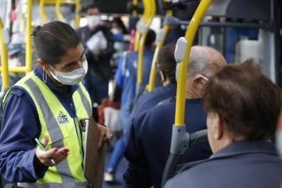  PORTO ALEGRE, RS, BRASIL,13/05/2020- Blitz da EPTC para uso de máscaras em ônibus. Foto: Lauro Alves / Agencia RBS<!-- NICAID(14498632) -->