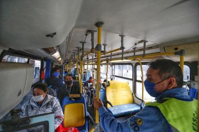  PORTO ALEGRE, RS, BRASIL,13/05/2020- Blitz da EPTC para uso de máscaras em ônibus. Foto: Lauro Alves / Agencia RBS<!-- NICAID(14498629) -->