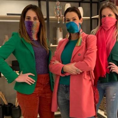 Projeto Moda e Consciência Social. Na foto, Ronya Souto, Alessandra Kuhn Martta e Fabiana Cemin Venturin<!-- NICAID(14498625) -->