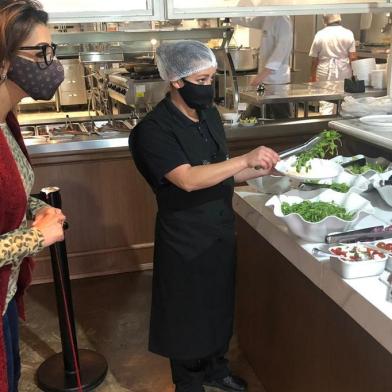 Clientes de restaurantes de Caxias não podem mais se servir em bufês. O presidente do SEGH, Vicente Perini, dono do Q Restaurante, já está trabalhando desta forma desde a volta dos restaurantes.<!-- NICAID(14498672) -->