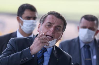 Bolsonaro fala com apoiadores na saÃ­da do AlvoradaBRASÍLIA, DF, 13.05.2020 - JAIR-BOLSONARO-DF - O presidente Jair Bolsonaro fala com apoiadores e com a imprensa ao sair do Palácio da Alvorada, em Brasília, na manhã desta quarta-feira (13). (Foto: Pedro Ladeira/Folhapress)Local: BRASÃ?LIA ;DF ;BRASIL<!-- NICAID(14498782) -->