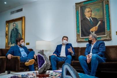 Foto: Joel Vargas | Agência ALRSLegenda: Com recursos da Assembleia, estudantes gaúchos terão internet para acessar aulas não presenciais. Presidente da AL, deputado Ernani Polo, recebeu em seu gabinete o deputado Gabriel Souza, idealizador da proposta, e o secretário de Estado da Educação, Faisal Karam, onde discutiram os detalhes da proposta.