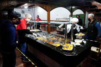  CAXIAS DO SUL, RS, BRASIL, 13/05/2020. Em decorrência do novo decreto (nº 20.952), restaurantes precisaram se adequar às novas determinações. Os estabelecimentos que utilizam sistema de buffet, são recomendados a colocarem um funcionário servindo os clientes evitando que esse manuseiem os alimentos. Na foto, restaurante Gianella. (Porthus Junior/Agência RBS)<!-- NICAID(14498699) -->