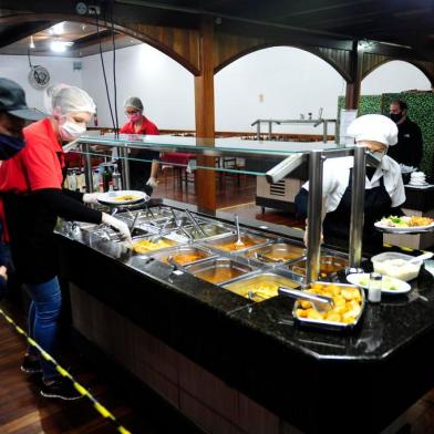  CAXIAS DO SUL, RS, BRASIL, 13/05/2020. Em decorrência do novo decreto (nº 20.952), restaurantes precisaram se adequar às novas determinações. Os estabelecimentos que utilizam sistema de buffet, são recomendados a colocarem um funcionário servindo os clientes evitando que esse manuseiem os alimentos. Na foto, restaurante Gianella. (Porthus Junior/Agência RBS)<!-- NICAID(14498699) -->