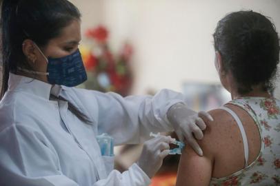  PORTO ALEGRE, RS, BRASIL - 2020.04.01 - Vacinação de gripe a domicílio para idosos. Pessoas com mais de 80 anos que já acessaram unidades de saúde da Secretaria Municipal de Saúde (SMS) são vacinadas contra a influenza em casa a partir desta quarta-feira, 1º de abril. Na imagem: Apartamento de Paulo Martins, 83 e Garcinda Vieira Martins, 87. Cuidadora que também tomou vacina, Karina Grassi dos Santos. (Foto: André Ávila/Agencia RBS)Indexador: Andre Avila<!-- NICAID(14466705) -->