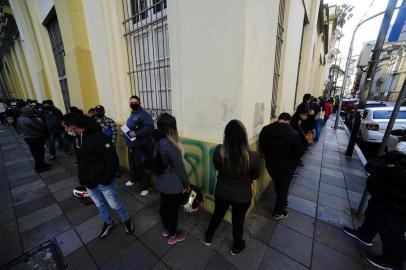 PORTO ALEGRE, RS, BRASIL,14/05/2020- Fila gigante no SINE da Av. Sepúlveda, Centro Histórico de Porto Alegre. A buscas pelo seguro desemprego e auxílio emergencial causou uma grande concentração de pessoas ao redor do prédio, na manhã desta quinta feira. Foto: Ronaldo Bernardi / Agencia RBS<!-- NICAID(14499452) -->