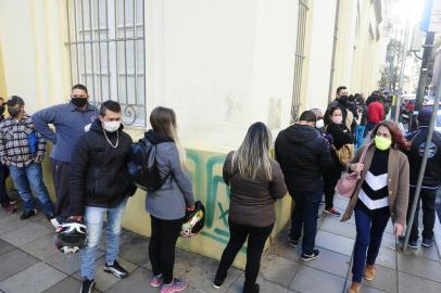 PORTO ALEGRE, RS, BRASIL,14/05/2020- Fila gigante no SINE da Av. Sepúlveda, Centro Histórico de Porto Alegre. A buscas pelo seguro desemprego e auxílio emergencial causou uma grande concentração de pessoas ao redor do prédio, na manhã desta quinta feira. Foto: Ronaldo Bernardi / Agencia RBS<!-- NICAID(14499462) -->