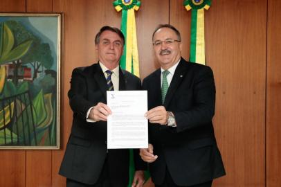 Presidente Bolsonaro e Mauro Pereira. Ex-deputado levou reivindicações sobre leitos de UTI para Caxias por causa do coronavírus<!-- NICAID(14498661) -->