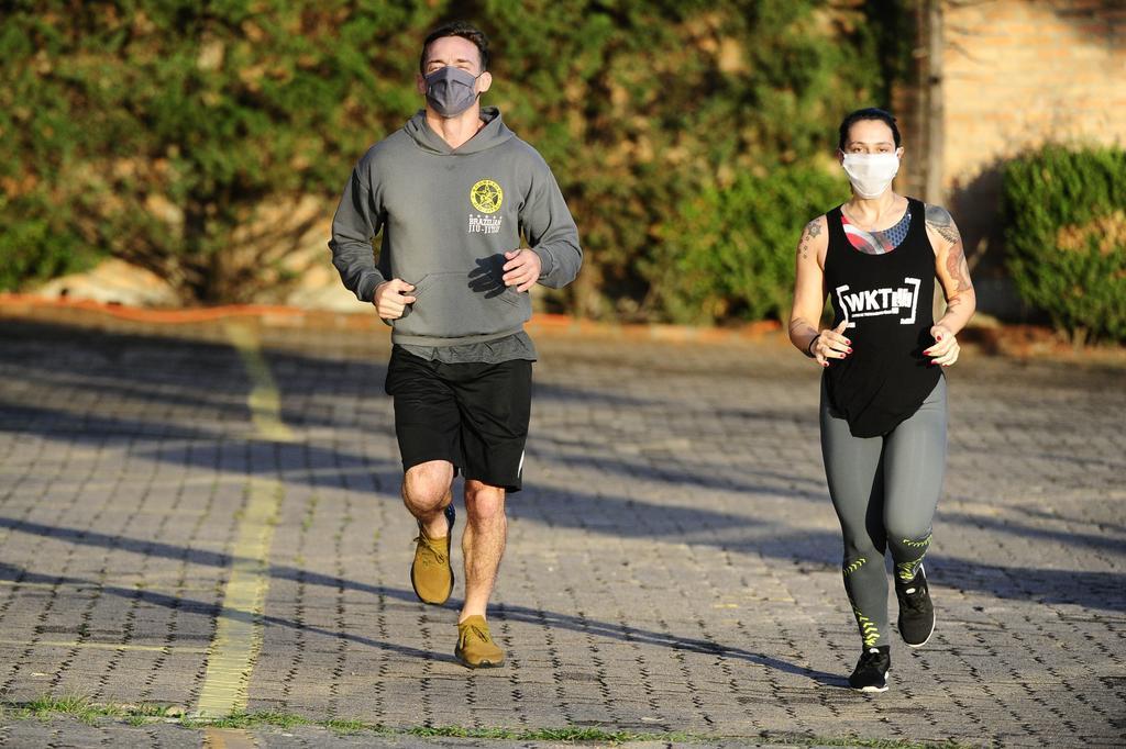 Cuidados necessários para praticar exercício físico de máscara ao ar livre