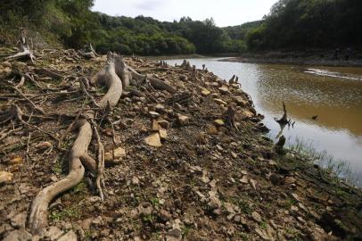  FONTOURA XAVIER, RS, BRASIL, 29-04-2020: Falta de chuvas causa estiagem em cidades do interior do estado, como Fontoura Xavier. Na foto, funcionários da Corsan inspecionam barragem que abastece a cidade, que está em seu volume morto. Seca é visível no solo do local (FOTO FÉLIX ZUCCO/AGÊNCIA RBS, Editoria de Notícias).<!-- NICAID(14489362) -->