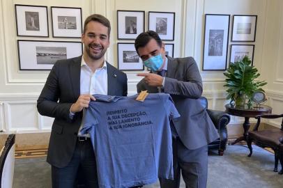 O governador Eduardo Leite recebeu nesta quinta-feira (14) uma camiseta com a frase Respeito a sua decepção, mas lamento a sua ignorância. A expressão, utilizada pelo governador em uma entrevista sobre o plano de distanciamento controlado há uma semana, viralizou nas redes sociais e ganhou repercussão nacional.