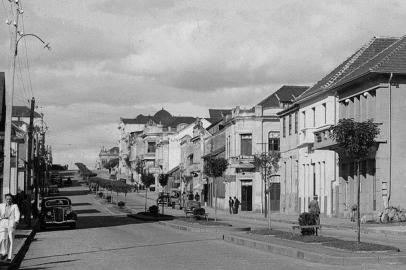 Avenida Julio de Castilhos em 1940, esquina com a Rua Garibaldi (ao fundo). Vê-se a antiga Farmácia Confiança (na esquina com a Garibaldi). Na esquina em frente, surgiria o Edifício Estrela, no início dos anos 1970.<!-- NICAID(14499650) -->