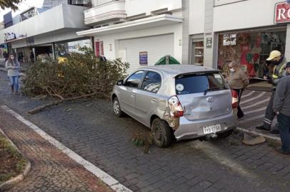 Acidente em Caxias. Carro bateu em árvore;<!-- NICAID(14500658) -->