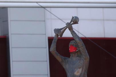  PORTO ALEGRE, RS, BRASIL - 15.04.2020 -  Estátua do estádio Beira-Rio, do ex-Capitão do Internacional, Fernandão, amanhece com máscara vermelha na face. (Foto: Jefferson Botega/Agencia RBS)Indexador: Jeff Botega<!-- NICAID(14501019) -->