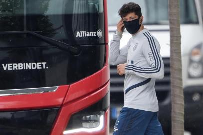  Bayern Munichs Polish striker Robert Lewandowski, wears a face mask as he leaves the teams trainings session at the FC Bayern Munich Campus in Munich, southern Germany, on May 13, 2020. - The Bundesliga returns on May, 16, 2020 in empty stadiums, but German fans are being warned to stay away and authorities have warned matches could be halted if too many supporters gather outside the grounds. German football will be blazing a trail among Europes top leagues by resuming two months after it was halted by the spread of coronavirus, but its strategy is fraught with risks. (Photo by Christof STACHE / AFP)Editoria: SPOLocal: MunichIndexador: CHRISTOF STACHESecao: soccerFonte: AFPFotógrafo: STR<!-- NICAID(14501118) -->