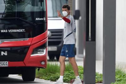  Striker Thomas Mueller wears a face mask as he leaves after a training session of the German first division Bundesliga football club FC Bayern Munich on May 13, 2020 at the Bayerns campus in Munich, southern Germany. - The Bundesliga returns on May 16, 2020 with Bayern facing Union Berlin on May 17 in an empty stadium due to the new coronavirus pandemic. (Photo by Christof STACHE / AFP)Editoria: SPOLocal: MunichIndexador: CHRISTOF STACHESecao: soccerFonte: AFPFotógrafo: STR<!-- NICAID(14501117) -->