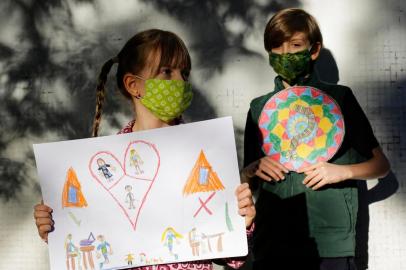  PORTO ALEGRE, RS, BRASIL, 14-05-2020: Os irmãos Milena e Thales Jacques Mancio em casa, no bairro Bela Vista. As crianças fizeram desenhos para expressar o que sentem no distanciamento social durante a pandemia de covid-19. (Foto: Mateus Bruxel / Agência RBS)Indexador: Mateus Bruxel<!-- NICAID(14500389) -->