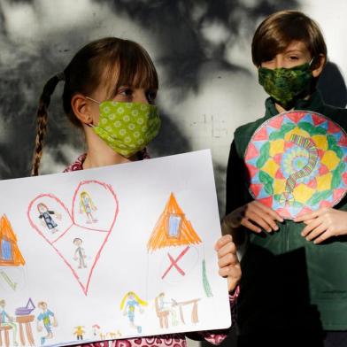  PORTO ALEGRE, RS, BRASIL, 14-05-2020: Os irmãos Milena e Thales Jacques Mancio em casa, no bairro Bela Vista. As crianças fizeram desenhos para expressar o que sentem no distanciamento social durante a pandemia de covid-19. (Foto: Mateus Bruxel / Agência RBS)Indexador: Mateus Bruxel<!-- NICAID(14500389) -->