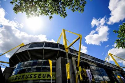  A picture taken on May 14, 2020 shows a view of the Signal Iduna Park stadium of Bundesliga football club Borussia Dortmund in Dortmund, western Germany. (Photo by Ina FASSBENDER / AFP)Editoria: SPOLocal: DortmundIndexador: INA FASSBENDERSecao: soccerFonte: AFPFotógrafo: STR<!-- NICAID(14501356) -->