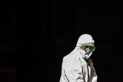  A man wearing protective overalls and mask sprays sanitizer during the sanitation of St. Peters Basilica in The Vatican on May 15, 2020 during the lockdown aimed at curbing the spread of the COVID-19 infection, caused by the novel coronavirus. (Photo by Alberto PIZZOLI / AFP)Editoria: HTHLocal: Vatican CityIndexador: ALBERTO PIZZOLISecao: diseaseFonte: AFPFotógrafo: STF<!-- NICAID(14501380) -->