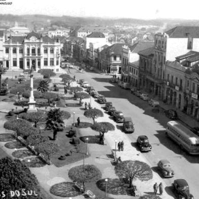 Trecho da Avenida Júlio defronte à Praça Dante Alighieri (antiga Praça Rui Barbosa) era cenário de flertes e namoros à distância nos anos 1940, 1950 e 1960, o famoso footing de domingo.<!-- NICAID(14500833) -->