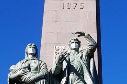 Monumento ao Imigrante ganhou máscaras em ação pela prevenção em Caxias do Sul.<!-- NICAID(14501465) -->