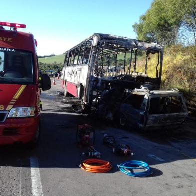 O Comando Rodoviário da Brigada Militar de Farroupilha atende, na manhã deste sábado (16), um acidente de trânsito com mortes. De acordo com o grupo rodoviário, as informações preliminares são de cinco mortes, porque os corpos ficaram carbonizados e ainda não foram identificados. A colisão, envolvendo carro e ônibus, foi por volta das 7h no quilômetro 69 da RS-122, próximo da BR-116, em Campestre da Serra. O trânsito sofre interrupções na manhã deste sábado.<!-- NICAID(14501642) -->