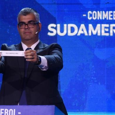  South American Football Confederation (Conmebol) Clubs Competitions director Frederico Nantes shows the name of Argentinian team Velez Sarsfield during the Copa Libertadores and Copa Sudamericana draw at the Conmebol headquarters in Luque, Paraguay, on December 17, 2019. (Photo by NORBERTO DUARTE / AFP)Editoria: SPOLocal: LuqueIndexador: NORBERTO DUARTESecao: soccerFonte: AFPFotógrafo: STR