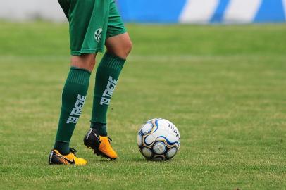  CAXIAS DO SUL, RS, BRASIL, 23/11/2018. Treino do Juventude no estádio Alfredo Jaconi. O Ju, que foi rebaixado para a série C,  joga a última partida pela série B neste sábado (24/11) contra o CSA. Na foto, meia Denner. (Porthus Junior/Agência RBS)Indexador: Porthus Junior                  <!-- NICAID(13845106) -->