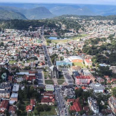 Em um helicóptero, o padre Vanderlei Barcelos de Borba, da paróquia Nossa Senhora de Lourdes, abençoou os moradores de Canela na tarde desta quinta-feira (9).<!-- NICAID(14473712) -->