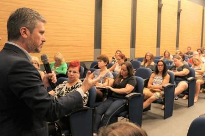 Diretor do Departamento de Educação, Roberval Furtado, orientando sobre as mudanças na matriz curricular da rede estadual - Foto: Diego da Costa