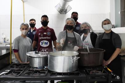 Atletas e comissão técnica do Caxias realizaram a distribuição de marmitas para moradores de rua da cidade.<!-- NICAID(14501757) -->