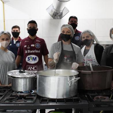 Atletas e comissão técnica do Caxias realizaram a distribuição de marmitas para moradores de rua da cidade.<!-- NICAID(14501757) -->